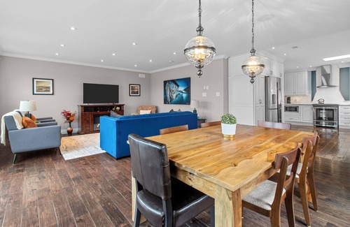 Quidi Vidi House | Guest Rated 10/10: QV Lake House with Gym & Theatre