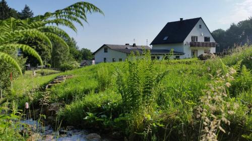 Deuselbach Apartment | Discover Räuberhöhle: Family-Friendly Retreat with Breakfast
