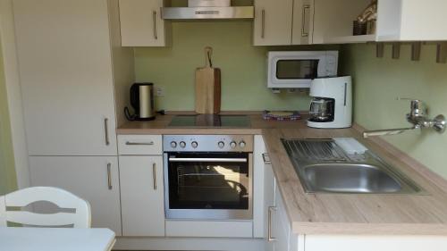 Deuselbach Apartment | Discover Räuberhöhle: Family-Friendly Retreat with Breakfast