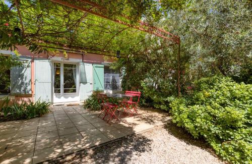 Fourques House | Experience Comfort at Réattu: Pet-Friendly with Pool