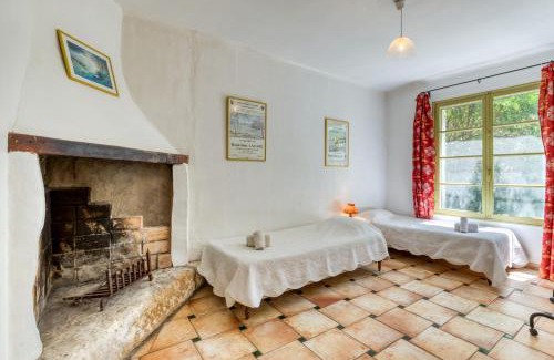 Fourques House | Experience Comfort at Réattu: Pet-Friendly with Pool
