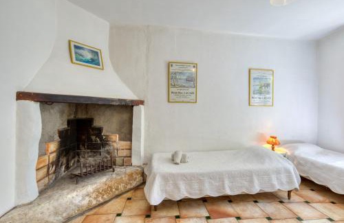 Fourques House | Experience Comfort at Réattu: Pet-Friendly with Pool