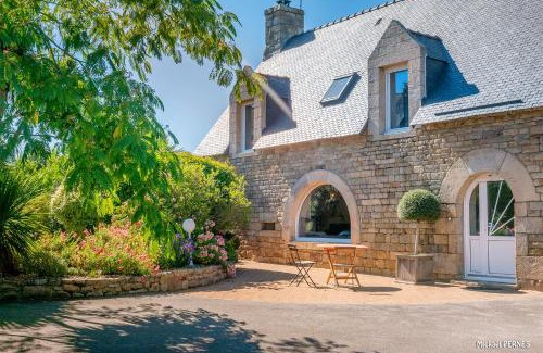 Kervignac House | Cozy Gîte with Private Pool in Kervignac for Families