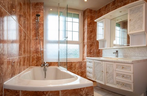 Villeneuve-Saint-Georges Hotel | Budget-Friendly Stay at Résidence Hélios with Breakfast