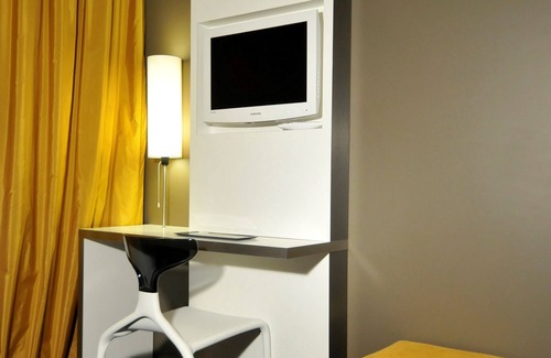 7th Arrondissement Apartment | Pet-Friendly Stay at Résidence Ôtelia with Spa & Hot Tub