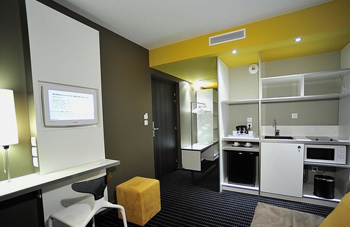 7th Arrondissement Apartment | Pet-Friendly Stay at Résidence Ôtelia with Spa & Hot Tub