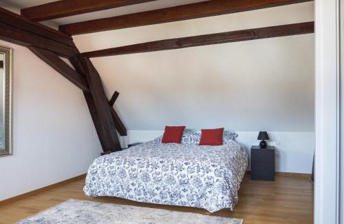 Marlenheim Apartment | Résidence 90 m2 lumineuse - cour intérieure alsacienne, balcon & parking