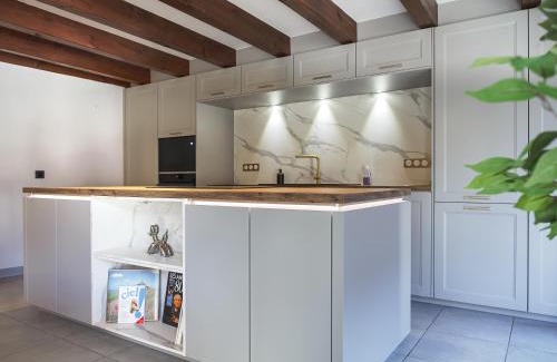 Marlenheim Apartment | Résidence 90 m2 lumineuse - cour intérieure alsacienne, balcon & parking