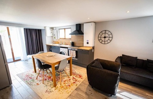 Villeneuve-le-Roi Bed & Breakfast | Family-Friendly Stay at Résidence Artemis for Your Getaway