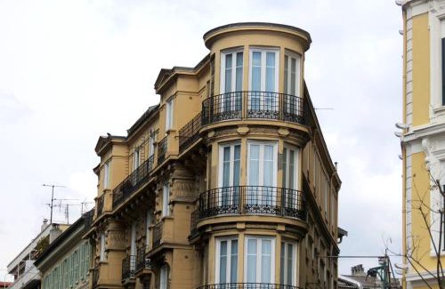 Jean-Medecin Hotel | Budget-Friendly Stay at Hotel Acanthe with Breakfast