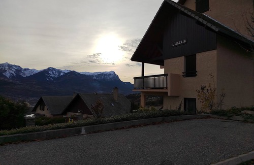 Embrun Apartment | Idyllic Résidence Calme Near Scenic Hiking Trails