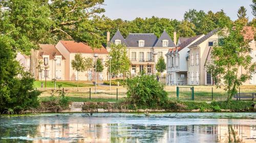 Le Mee-sur-Seine Hotel | Discover Résidence Château du Mée with Oceanfront Views
