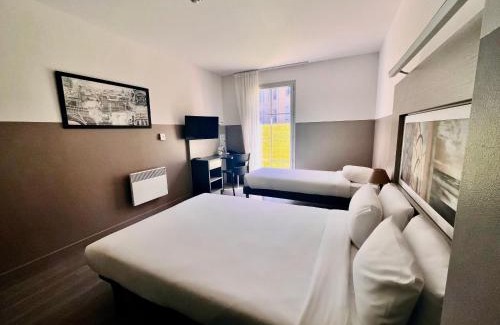 Le Mee-sur-Seine Hotel | Discover Résidence Château du Mée with Oceanfront Views