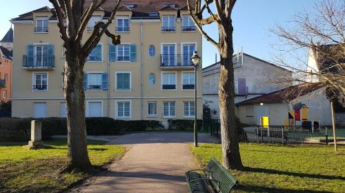 Corbeil-Essonnes Apartment | Family-Friendly Stay at Résidence Dalimier in the Heart