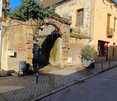 Bourbon-Lancy Apartment | Budget-Friendly Stay at Résidence de l'arc - Family Welcoming