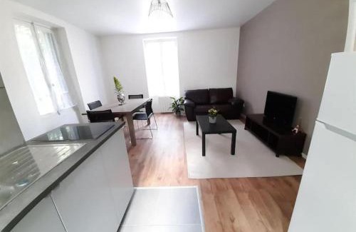 Survilliers Apartment | Family-Friendly Résidence du Houx near Astérix & CDG Airport