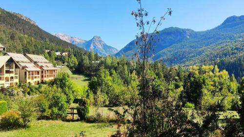 Vallouise-Pelvoux Apartment | Résidence La Garance: Ideal Family Getaway for 4