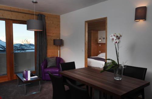Les Bruyeres Resort | Inviting Résidence Le Chalet du Mont Vallon with Ocean View
