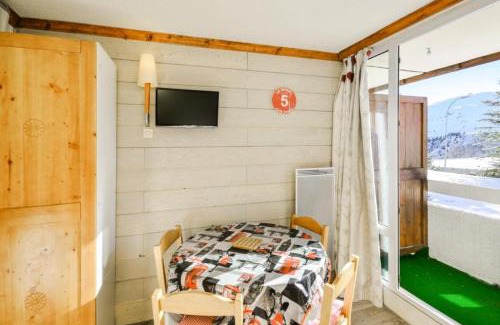Eclose-Ouest Apartment | Explore Résidence Les Horizons d'Huez - Family-Friendly Retreat