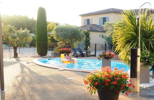 Loriol-du-Comtat House | Oceanfront Residence Les Peupliers: Family-Friendly Retreat