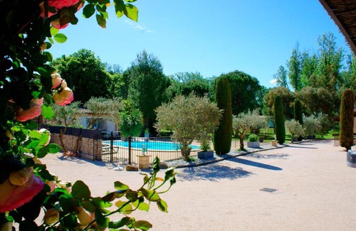 Loriol-du-Comtat House | Oceanfront Residence Les Peupliers: Family-Friendly Retreat
