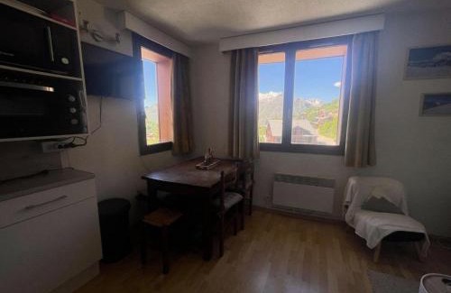 Mont-de-Lans Apartment | Résidence Montana 2 - Appartement cosy avec départ ski aux pieds MAE-5581