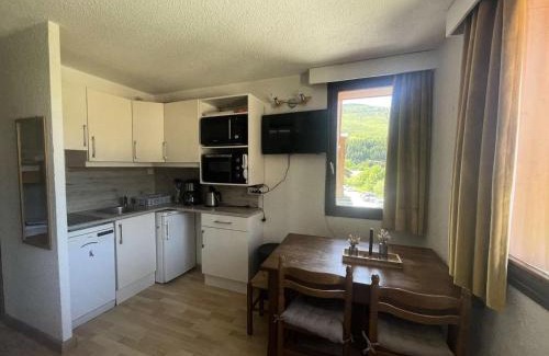 Mont-de-Lans Apartment | Résidence Montana 2 - Appartement cosy avec départ ski aux pieds MAE-5581