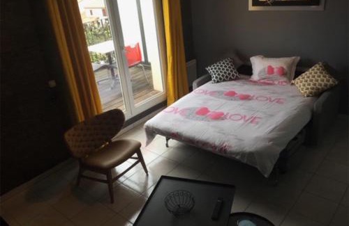Vaulx En Velin Village Apartment | Discover Résidence Studio Grand Luxe with Free Wifi & Parking