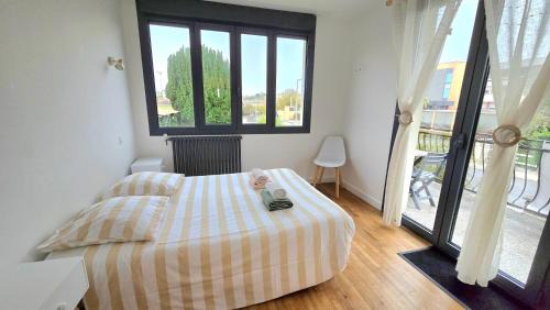 Jonzac Apartment | Cozy Oceanfront Apt 1 Chambre near Winston Cure