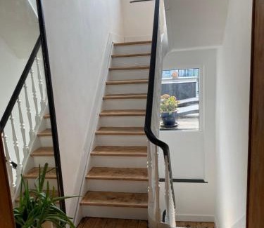 Laken Apartment | Cozy Rétro Studio: Guest Rated 9.1 with Onsite Dining