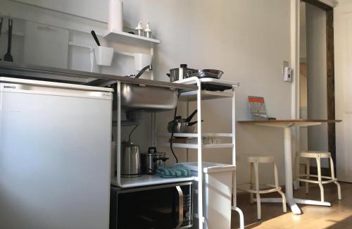Laken Apartment | Cozy Rétro Studio: Guest Rated 9.1 with Onsite Dining