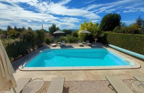 Regusse Bed & Breakfast | Rêve du VerDHon: Oceanfront Retreat with Pool & Dining