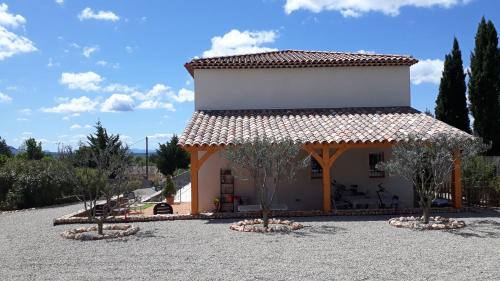 Regusse Bed & Breakfast | Rêve du VerDHon: Oceanfront Retreat with Pool & Dining