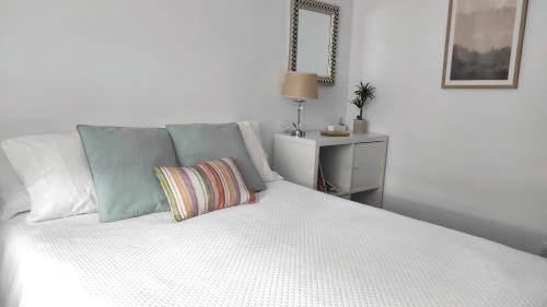 Dean Pequeno Apartment | Discover Rías Baixas: Central Apartment with Ocean View