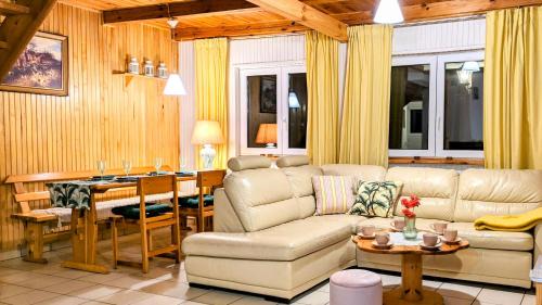 gmina Stary Dzierzgon House | Różany Ogród: Cozy Retreat by the Lake with Scenic Views