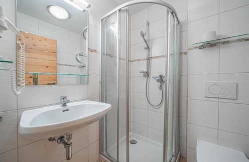Schonbach Apartment | Röck XL: Family-Friendly 4-Star Retreat for Memorable Stays