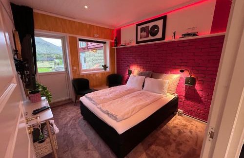 Fraena House | Relax at Rødseth Gårdsovernatting with Oceanfront Views