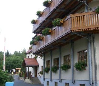 Waltersdorf Hotel | Experience Rübezahlbaude: Pet-Friendly Retreat with Ocean Views