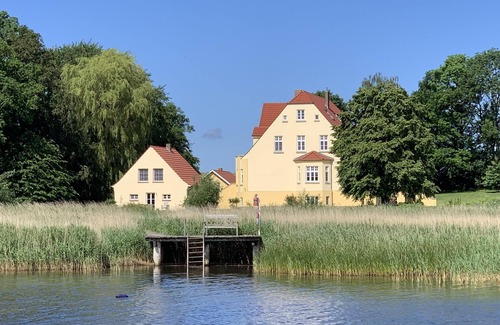 Grubnow Apartment | Rügen Ferienwohnung 7 am Wasser Gut Grubnow mit Balkon WLAN und Sauna