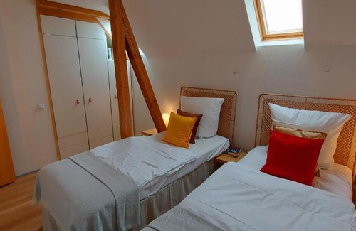Ruettenscheid Apartment | Stylish RüSternSuite Near RÜ & Messe with Family-Friendly Amenities