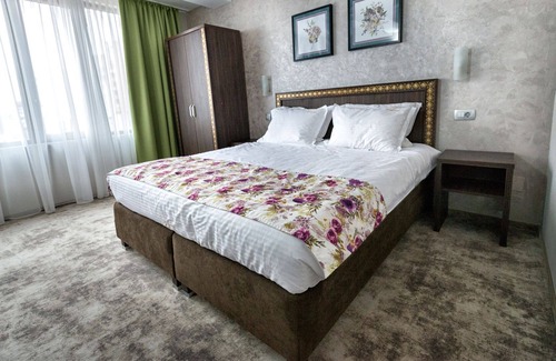 Craiova Apartment | R 1116 David’s Deluxe Double Room With Break Fast, Mini-Bar & Guest Laundry