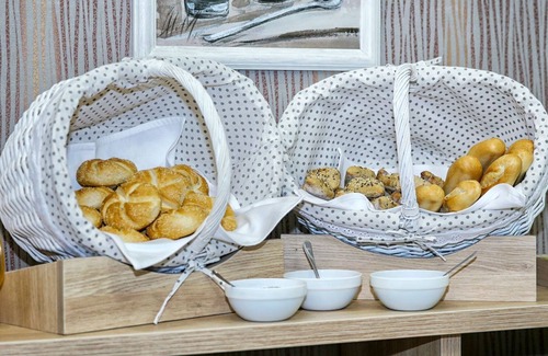 Craiova Apartment | R 1116 David’s Deluxe Double Room With Break Fast, Mini-Bar & Guest Laundry