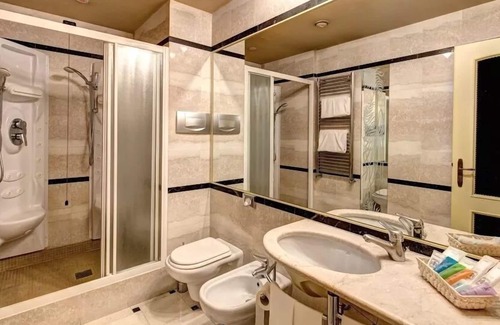 Piotello House | R 1165 Motel Rosetta Double-Bed Room with Traditional King size Bed, Modern Bathroom & Free Wi-Fi -