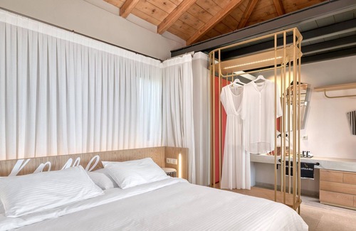 Kavallos Apartment | R 250 Luxury Suite With Private Pool Sea Views of the Ionian Breakfast Inc