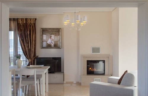 Samos Apartment | R 3122 Villa Fife With Living Room.Guest Laundry & Garden View