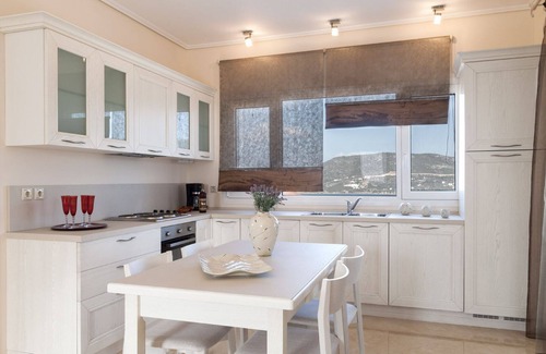 Samos Apartment | R 3122 Villa Fife With Living Room.Guest Laundry & Garden View