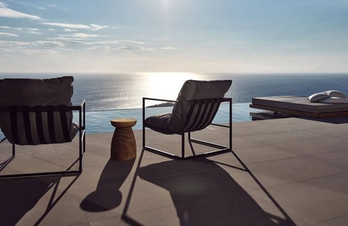 Korithi Villa | R 3257 Villa Hang With Fruit Squeezer ,Sandwich Maker & Nespresso.