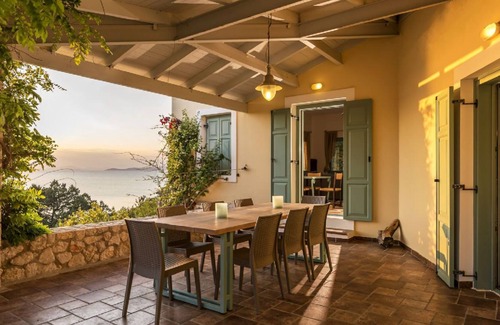 Kilada Villa | R 972 Dennis Beachfront Villa with Fireplace, Non-smoking rooms available & Veranda