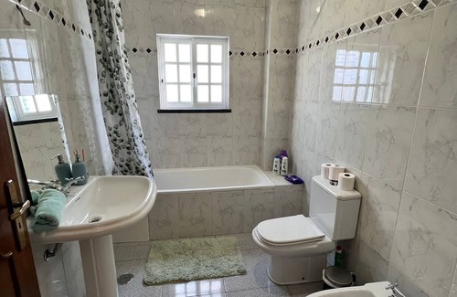 Seixal House | Comfortable Stay at R. António Aleixo 90A with Breakfast