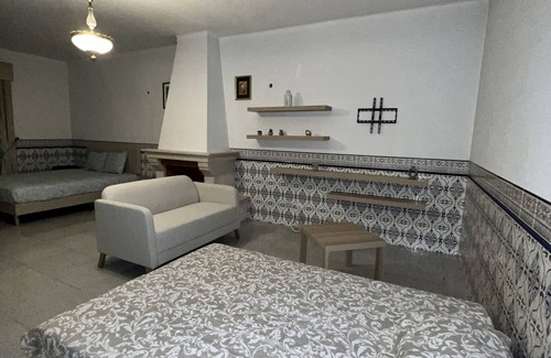 Seixal House | Comfortable Stay at R. António Aleixo 90A with Breakfast